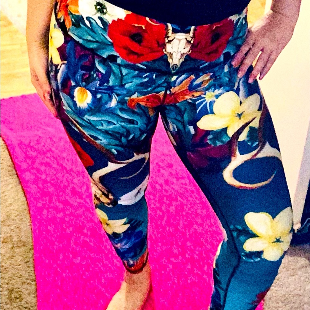 Like New Sustainable yoga leggings XL by Yoga Democracy Georgia Print